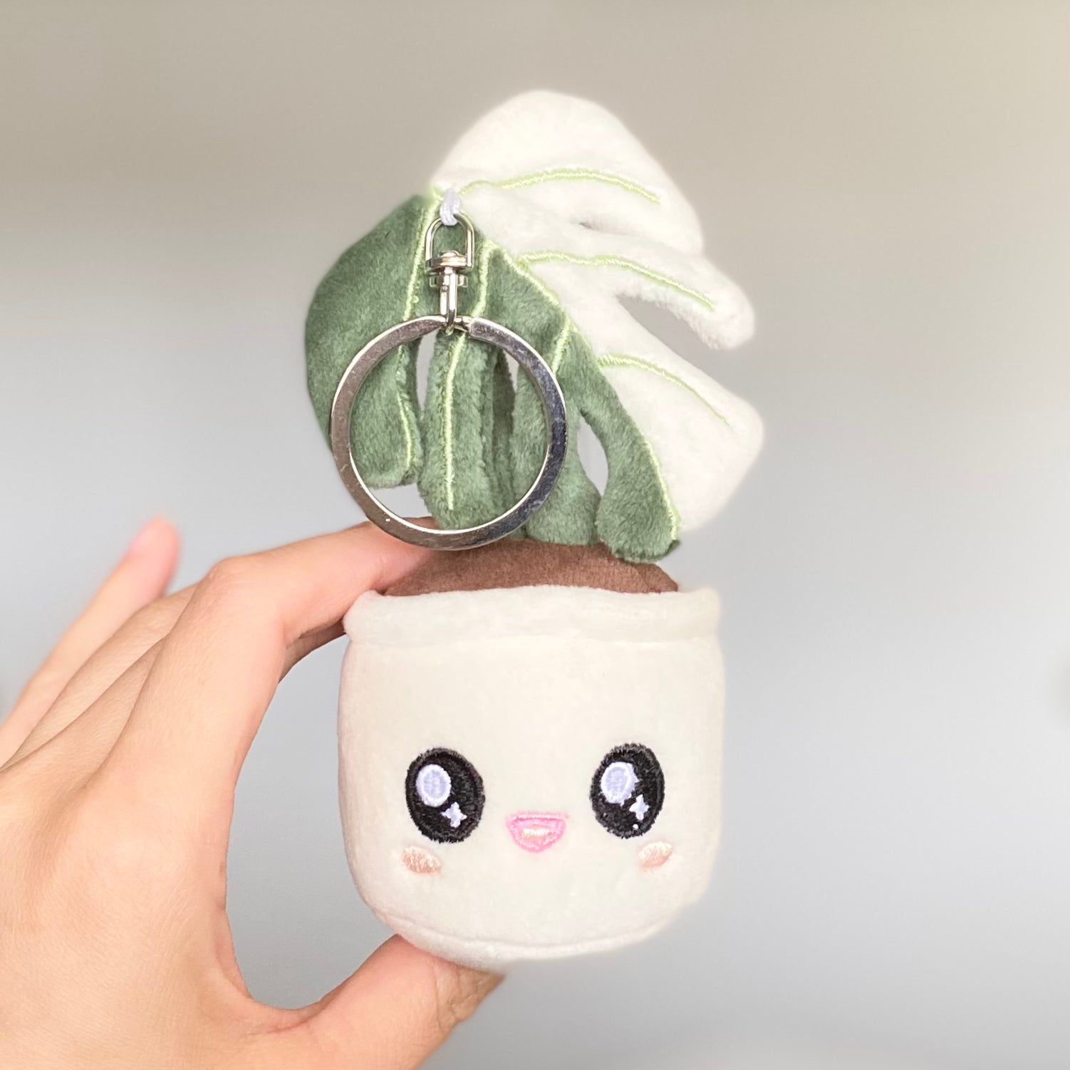 Monstera Deliciosa ‘Albo Variegata’ Plush Keychain – 5″ Houseplant Bag Charm